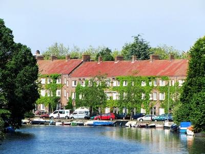Residential Houses near Canal - Amsterdam-stock-foto
