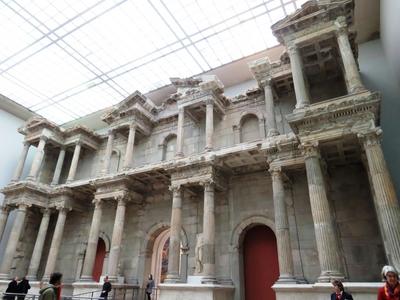 Berlin, 23 March 2018The marble Market Gate of Miletus built in 100 AD.A mil?toszi piac m?rv?ny kapu?p?tm?nye. Krisztus ut?n (id?sz?m?t?sunk szerint) 100-b?l sz?rmazik.-stock-foto