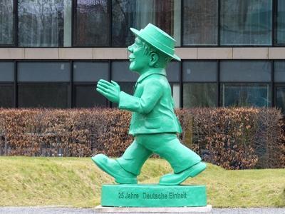 Berlin, 24 March 2018Statue symbolizing the re-unification of Germany on the 25th Anniversary of the the fall of the Berlin Wall.A k?t N?metorsz?g ?jraegyes?t?s?t jelk?pez? szobor, k?sz?lt a berlini fal led?nt?s?nek 25. ?vfordul?ja alkalm?b?l .-stock-foto