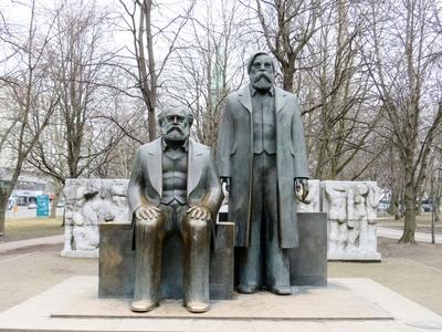 Berlin, 24 March 2018Statues of the Founders of Marxism, Karl Marx and Friedrich Engels near the City Hall of Berlin. Karl Marx (1818-1883) ?s Friedrich Engels (1820-1895), a marxizmus alap?t?inak szobra a berlini v?rosh?za k?zel?ben. Ludwig Engelhardt 1986-ban k?sz?lt alkot?sa.-stock-foto