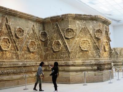 Berlin, 23 March 2018 The ruins of the Palace of Mshatta (Jordan) from the 7th Century AD.A mshattai (Jord?nia) palota homlokzat?nak t?red?ke a Krisztus ut?ni (id?sz?m?t?sunk szerinti) VII. sz-b?l. II. Umajjad al-Walid kalifa uralkod?sa alatt ?p?lt.-stock-foto