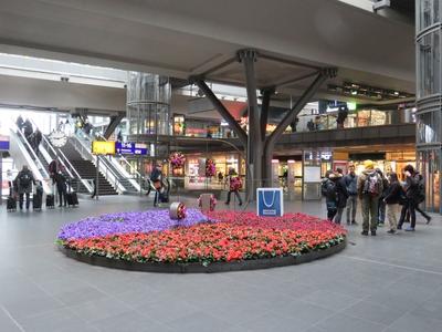 Berlin, 23 March 2018Detail of the Main Railway Station with flower garden.A f?p?lyaudvar (Hauptbahnhof) r?szlete vir?g?ggyal.-stock-foto