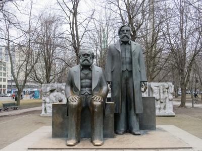 Berlin, 24 March 2018Statues of the Founders of Marxism, Karl Marx and Friedrich Engels near the City Hall of Berlin. Karl Marx (1818-1883) ?s Friedrich Engels (1820-1895), a marxizmus alap?t?inak szobra a berlini v?rosh?za k?zel?ben. Ludwig Engelhardt 1986-ban k?sz?lt alkot?sa.-stock-foto