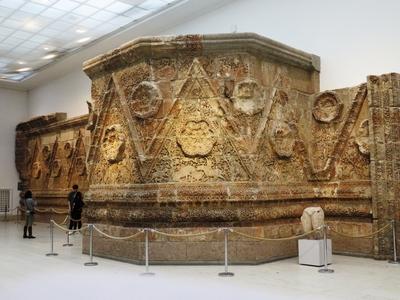 Berlin, 23 March 2018 The ruins of the Palace of Mshatta (Jordan) from the 7th Century AD.A mshattai (Jord?nia) palota homlokzat?nak t?red?ke a Krisztus ut?ni (id?sz?m?t?sunk szerinti) VII. sz-b?l. II. Umajjad al-Walid kalifa uralkod?sa alatt ?p?lt.-stock-foto