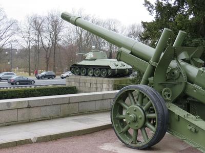 Berlin, 24 March 2018Gun and tank used during the WWII at the Soviet Military Memorial in Berlin.A II. vil?gh?bor?ban haszn?lt l?veg ?s T-34-es harckocsi a berlini szovjet katonai eml?km?n?l.-stock-foto