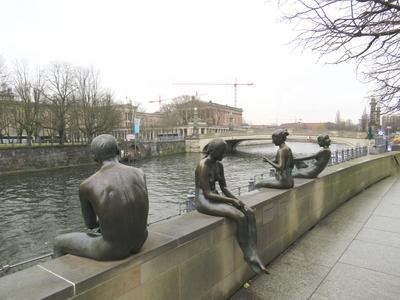 Berlin, 23 March 2018The Molecul Man sculpture on the board of Spree river at Moabit district.A Molecul Man (Molekula ember) szoborcsoport a Spree foly? partj?n a Moabit v?rosr?szben. Alkotta Jonathan Borofsky 1977-78-ban.-stock-foto