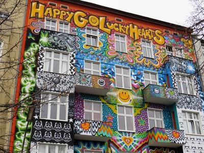 Berlin, 24 March 2018A fun-filled residence in the Charlottenburg district.Vid?m sz?nekben vir?t? lak?h?z a Charlottenburg negyedben. Felirata: Szerencs?s sz?v boldogs?g.-stock-foto