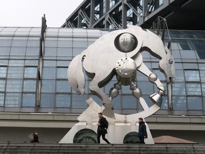 Berlin, 23 March 2018Sculpture symbolizing the development of rail transport from the horse-drawn carriage to the present day at the main railway station in Berlin. The main railway station was handed over to its destination on 26 May 2006.A vas?ti k?zleked?s fejl?d?s?t a l?vas?tt?l napjainkig ?rz?keltet? szobor a berlini f?p?lyaudvarn?l. A f?p?lyaudvart 2006. m?jus 26-?n adt?k ?t rendeltet?s?nek.-stock-foto