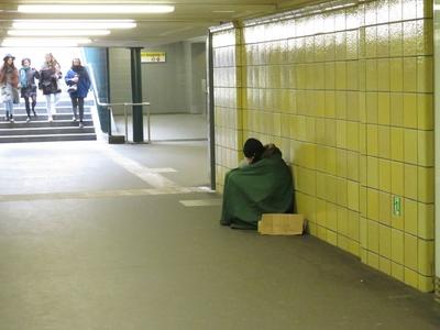 Berlin, 24 March 2018Beggar in a Metro Underpass in Berlin.Koldus egy metr? alulj?r?ban.-stock-foto
