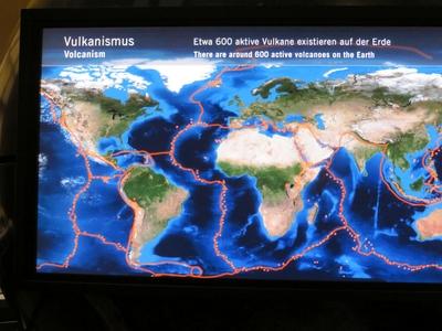Berlin, 24 March 2018Map of the Earth's 600 volcanic volcanoes and breaks.A F?ld 600 aktv t?zh?ny?j?nak ?s t?r?svonalainak elhelyezked?s?t mutat? t?rk?p.-stock-foto