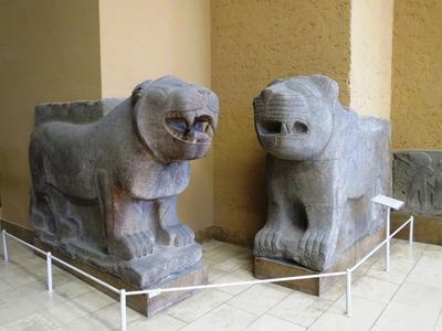 Berlin, 23 March 2018 The lion sculptures set at the inner gate of Sam 'al Zincirli citadella  from the 10th-8th. century BC. The former state-city is now located in Turkey.A Sam 'al Zincirli citadella bels? kapuj?n?l ?ll?tott oroszl?n szobrok a Krisztus el?tti 10-8. sz?zadb?l. Az egykori v?ros?llam ma T?r?korsz?g ter?let?n tal?lhat?.-stock-foto