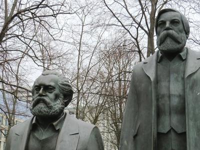 Berlin, 24 March 2018Statues of the Founders of Marxism, Karl Marx and Friedrich Engels near the City Hall of Berlin. Karl Marx (1818-1883) ?s Friedrich Engels (1820-1895), a marxizmus alap?t?inak szobra a berlini v?rosh?za k?zel?ben. Ludwig Engelhardt 1986-ban k?sz?lt alkot?sa.-stock-foto