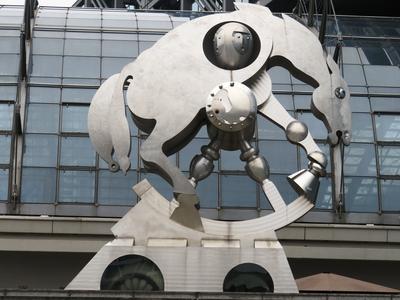 Berlin, 23 March 2018Sculpture symbolizing the development of rail transport from the horse-drawn carriage to the present day at the main railway station in Berlin. The main railway station was handed over to its destination on 26 May 2006.A vas?ti k?zleked?s fejl?d?s?t a l?vas?tt?l napjainkig ?rz?keltet? szobor a berlini f?p?lyaudvarn?l. A f?p?lyaudvart 2006. m?jus 26-?n adt?k ?t rendeltet?s?nek.-stock-foto