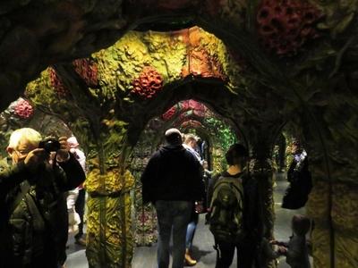 Berlin, 24 March 2018Visitors in the Labyrinth of the Aquadom aquarium L?togat?k az Aqua Dom akv?rium labirintus?ban.-stock-foto