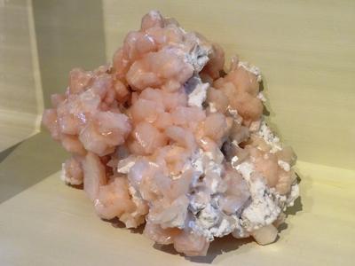 Berlin, 24 March 2018Indian quartz (apofillite) in the Natural History Museum.Indiai sztilbit kvarc (apofillit) a term?szettudom?nyi m?zeumban.-stock-foto