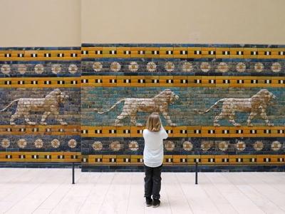 Berlin, 23 March 2018 A little girl watching the lions of the Ishtar Gate at the Pergamon Museum. It is from Babylon, it was established before Christ (before our time) between 604 and 562 with coloured glazed bricks. Kisl?ny n?zi az Istar kapu oroszl?njait a Pergamon m?zeumban.  A kapu Babilonb?l sz?rmazik, Krisztus el?tt (id?sz?m?t?sunk el?tt) 604-562 k?z?tt l?tes?lt sz?nes ?vegezett t?gl?b?l.-stock-foto