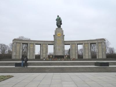Berlin, 24 March 2018Memorial in honor of the Soviet Soldiers fallen in the fight against nazi-fascism in WWII.A n?ci-fasizmus legy?z?s??rt folytatott harcban elesett szovjet katon?k tisztelet?re ?ll?tott eml?km? Berlinben.-stock-foto