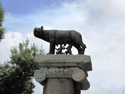 Rome - Wolf statue with Romulus and Remus-stock-foto