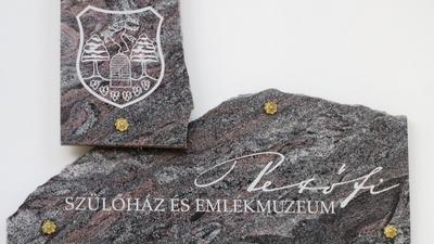 Emblem of Petőfi Sándor Birthplace and Museum - Kiskőrös - Hungary-stock-foto