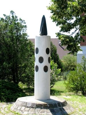 ?rd (Hungary), 11 June 2008Memorial obelisc of the 13 Martyrs of Arad.A 13 aradi v?rtan? eml?koszlopa. K?lvin t?ri reform?tus templom kertje. 1996. okt..6. Domonkos B?la alkot?sa.-stock-foto