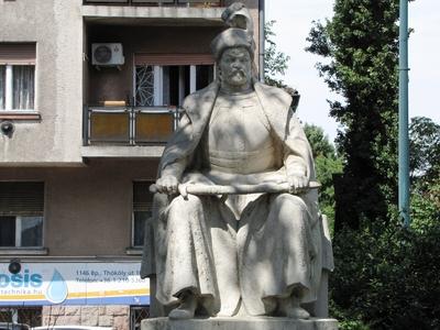 Budapest, 6 August 2016Istv?n B?thory (1533-1586) Prince of Transylvania and Polish King's Stone Statue.B?thory Istv?n (1533-1586) erd?lyi fejedelem ?s lengyel kir?ly k?szobra Zugl?ban, a Hung?ria k?r?t ?s a Th?k?ly ?t sark?n fekv? parkban. Az 1933-ban k?sz?lt szobrot P?sztor J?nos szobr?sz mint?zta, az eredeti talapzatot Lechner Jen? ?p?t?sz, ?p?t?t?rt?neti szak?r? tervezte. 1958-ban ?ll?tott?k fel.-stock-foto