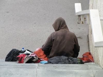 Budapest, 6 August 2016Homeless man below the ?rp?d Bridge.Hajl?ktalan f?rfi az ?rp?d h?d alatt.-stock-foto