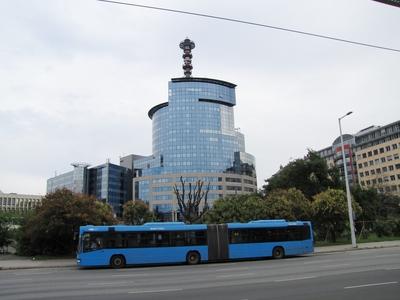 Budapest, 6 August 2016The Tower Building of the National and the Budapest Police Headquarters of the Hungarian Police.Az Orsz?gos Rend?r-f?kapit?nys?g ?s a Budapesti Rend?r-f?kapit?nys?g torony?p?lete a XIII. ker. Teve u. 4-6. sz. alatt. Alatta aut?busz a R?bert K?roly k?r?ti meg?ll?ban.-stock-foto