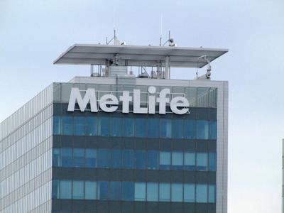 Budapest, 6 August 2016The company name of the American Metlife (Metropolitan Life Insurance) insurance company on the office building facade of the Duna Tower.Az amerikai Metlife (Metropolitan Life Insurance) biztos?t?t?rsas?g c?gneve iroda?p?let?n, a Duna Tower toronyh?z homlokzat?n, a. XIII. ker. N?pf?rd? u. 22. sz. alatti ?p?leten.-stock-foto