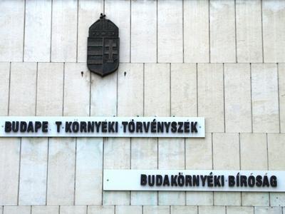 Budapest, 6 August 2016Appointment of the Budapest District Court and Budak?rny?k Court.A Budapest K?rny?ki T?rv?nysz?k ?s a Budak?rny?ki B?r?s?g n?vfelirata XIV. ker. Th?k?ly ?t 97-101. sz. alatti ?p?let?nek bej?rat?ban.-stock-foto