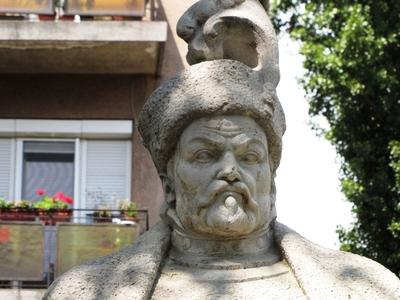 Budapest, 6 August 2016Istv?n B?thory (1533-1586) Prince of Transylvania and Polish King's Stone Statue.B?thory Istv?n (1533-1586) erd?lyi fejedelem ?s lengyel kir?ly k?szobra Zugl?ban, a Hung?ria k?r?t ?s a Th?k?ly ?t sark?n fekv? parkban. Az 1933-ban k?sz?lt szobrot P?sztor J?nos szobr?sz mint?zta, az eredeti talapzatot Lechner Jen? ?p?t?sz, ?p?t?t?rt?neti szak?r? tervezte. 1958-ban ?ll?tott?k fel.-stock-foto