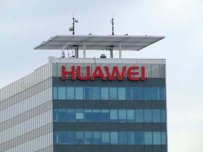 Budapest, 6 August 2016The company name of the China Huawei Information and Communication Technology supplier in the office building on the facade of the Duna Tower.A k?nai Huawei inform?ci?s ?s kommunik?ci?s technol?giai sz?ll?t? c?gneve iroda?p?let?n, a Duna Tower toronyh?z homlokzat?n, a. XIII. ker. N?pf?rd? u. 22. sz. alatti ?p?leten.-stock-foto