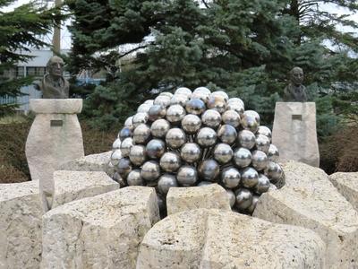 Paks, 19 March2017The Paks nuclear power plant lsculpture park with the statues of great Hungarian scientists.A paksi atomer?m? szoborparkja nagy magyar tud?sok szobraival.-stock-foto