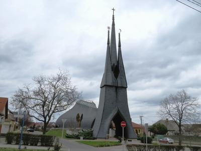 Paks, 19 March2017The Holy Spirit Church. Based on Imre Makovecz plans it was built in 1990.A Szentl?lek templom. Makovecz Imre tervei alapj?n 1990-ben ?p?lt fel.-stock-foto