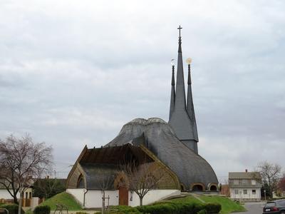 Paks, 19 March2017The Holy Spirit Church. Based on Imre Makovecz plans it was built in 1990.A Szentl?lek templom. Makovecz Imre tervei alapj?n 1990-ben ?p?lt fel.-stock-foto