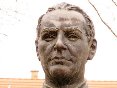 Paks, 19 March2017The statue of hungarian poet and writer J?mbor P?l (1821-1897).J?mbor P?l (1821-1897) magyar k?lt? ?s ?r? mellszobra. Farkas P?l szobr?szm?v?sz 1998-ban k?sz?lt alkot?sa.-stock-foto