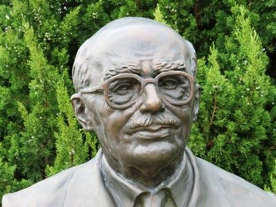 Paks, 19 March2017The statue of Ott von Habsburg (1912-2011), the last heir to the throne of the Habsburg dinasty, politician.Habsburg Ott? (1912-2011), az utols? Habsbuirg tr?n?r?k?s, politikus szobra. A szobor alkot?ja: Farkas P?l (1995).-stock-foto