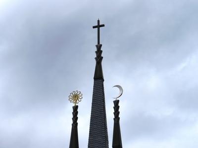 Paks, 19 March2017The Holy Spirit Church towers symbols. Based on Imre Makovecz plans it was built in 1990.A Szentl?lek templom tornyainak jelk?pei.. Makovecz Imre tervei alapj?n 1990-ben ?p?lt fel.-stock-foto