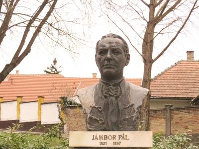 Paks, 19 March2017The bust of hungarian poet and writer J?mbor P?l (1821-1897).J?mbor P?l (1821-1897) magyar k?lt? ?s ?r? mellszobra. Farkas P?l szobr?szm?v?sz 1998-ban k?sz?lt alkot?sa.-stock-foto