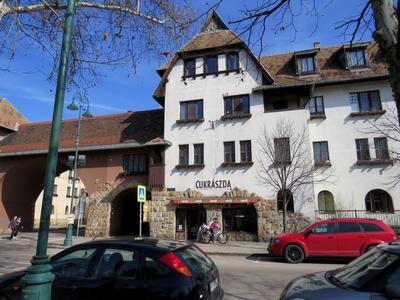 Budapest, 10 March 2018Building and gate in Wekerletelep K?s K?roly square in the 19th district of Budapest. It was built in the first half of 20th Century on the model of the english workers sites.A f?v?ros XIX. ker?let?ben tal?lhat? Wekerletelep K?s K?roly ter?nek egyik ?p?lete ?s kapuja. Az angol munk?stelepek mint?j?ra ?p?tett?k a XX. sz. els? fel?ben.-stock-foto