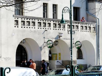 Budapest, 10 March 2018Building with Brasserie in Wekerletelep K?s K?roly square in the 19th district of Budapest. It was built in the first half of 20th Century on the model of the english workers sites.A f?v?ros XIX. ker?let?ben tal?lhat? Wekerletelep K?s K?roly ter?nek egyik ?p?lete, alatta s??r?z?. Az angol munk?stelepek mint?j?ra ?p?tett?k a XX. sz. els? fel?ben.-stock-foto