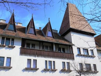 Budapest, 10 March 2018Building in Wekerletelep K?s K?roly square in the 19th district of Budapest. It was built in the first half of 20th Century on the model of the english workers sites.A f?v?ros XIX. ker?let?ben tal?lhat? Wekerletelep K?s K?roly ter?nek egyik ?p?lete. Az angol munk?stelepek mint?j?ra ?p?tett?k a XX. sz. els? fel?ben.-stock-foto