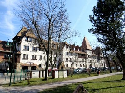 Budapest, 10 March 2018Gate and Buildings in Wekerletelep K?s K?roly square in the 19th district of Budapest. It was built in the first half of 20th Century on the model of the english workers sites.A f?v?ros XIX. ker?let?ben tal?lhat? Wekerletelep K?s K?roly ter?nek egyik kapuja ?s ?p?letei. Az angol munk?stelepek mint?j?ra ?p?tett?k a XX. sz. els? fel?ben.-stock-foto