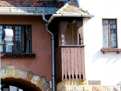 Budapest, 10 March 2018Building with loggia in wood over a gate in Wekerletelep K?s K?roly square in the 19th district of Budapest. It was built in the first half of 20th Century on the model of the english workers sites.A f?v?ros XIX. ker?let?ben tal?lhat? Wekerletelep K?s K?roly ter?nek egyik ?p?lete faloggi?val a kapu f?l?tt. Az angol munk?stelepek mint?j?ra ?p?tett?k a XX. sz. els? fel?ben.-stock-foto