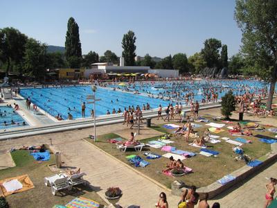Budapest (Margitsziget), 4 August 2013Beachers in Palatinus Beach of Margaret Island, Budapest.Strandol?k a k?nikul?ban a margitszigeti Palatinus strandon.-stock-foto