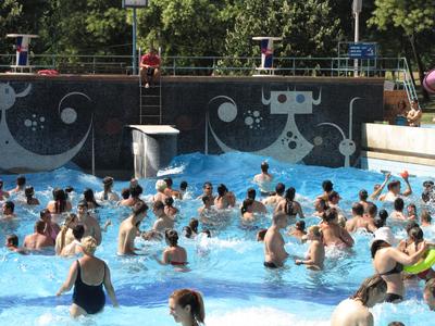Budapest (Margitsziget),  4 August 2013Beachers at the Palatinus Beach in Margaret Island.Strandol?k a Palatinus strand hull?mmedenc?j?ben.-stock-foto