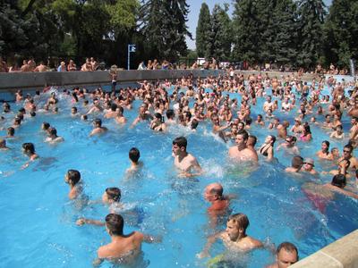 Budapest (Margitsziget), 4 August 2013Beachers in Palatinus Beach of Budapest Margaret Island.Strandol?k a Palatinus strand hull?mmedenc?j?ben.-stock-foto