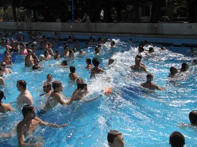 Budapest (Margitsziget),  4 August 2013Beachers at the Palatinus Beach in Margaret Island.Strandol?k a Palatinus strand hull?mmedenc?j?ben.-stock-foto