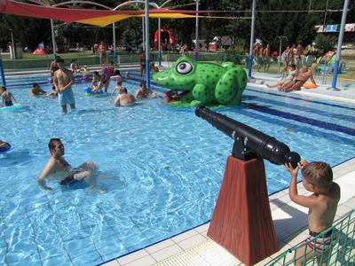 Budapest (Margitsziget), 4 August 2013Beachers in Palatinus Beach of Budapest Margaret Island.Strandol?k a Palatinus strand gyermekmedenc?j?ben.-stock-foto