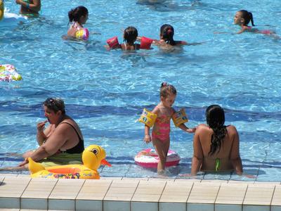 Budapest (Margitsziget),  4 August 2013Beachers at the Palatinus Beach in Margaeret Island.Strandol?k a k?nikul?ban a margitszigeti Palatinus strandon.-stock-foto