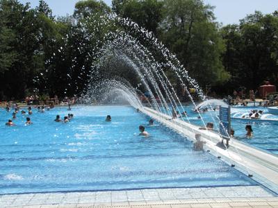 Budapest (Margitsziget),  4 August 2013Beachers at the Palatinus Beach in Margaeret Island.Strandol?k a k?nikul?ban a margitszigeti Palatinus strandon.-stock-foto